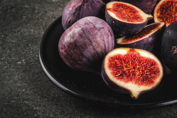 Karanlık taş zemin, kopya alanı üzerine ham taze incir