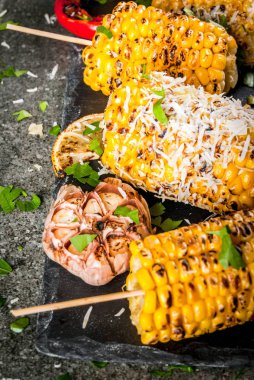 Yaz yiyecek. Mangal ve ızgara partiler için fikirler. Izgarada Mısır 