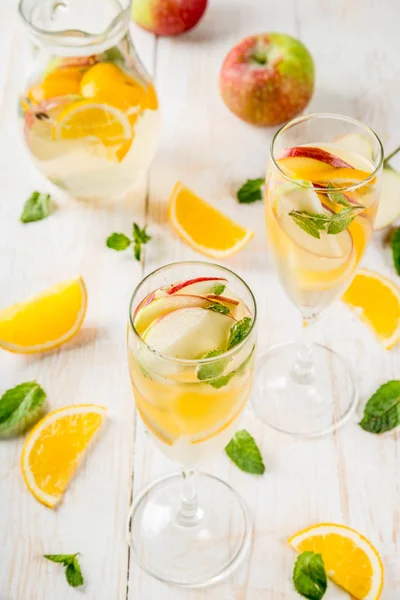 Drinkar och cocktails. Vita hösten sangria med äpplen, orange, — Stockfoto