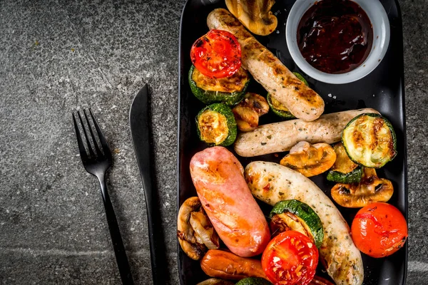 Churrasco. Sortimento de várias salsichas de carne grelhada, com vege — Fotografia de Stock