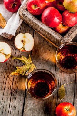 Taze organik tarım elma suyu ile ham bütün ve SLI bardaklarda