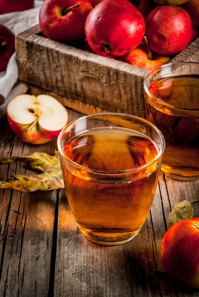 Taze organik tarım elma suyu ile ham bütün ve SLI bardaklarda