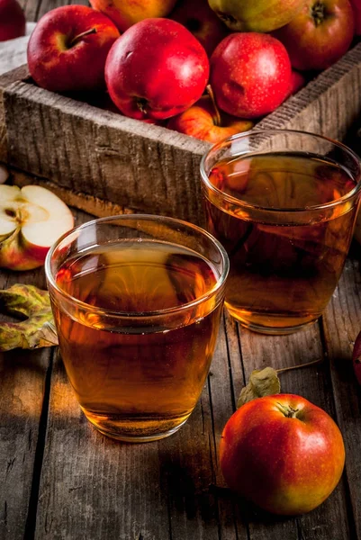 Taze organik tarım elma suyu ile ham bütün ve SLI bardaklarda