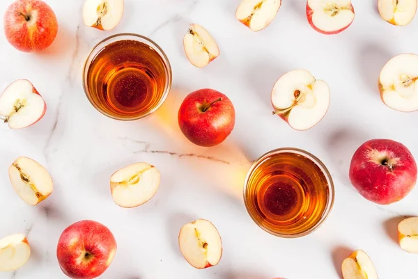 Taze organik tarım elma suyu ile ham bütün ve SLI bardaklarda