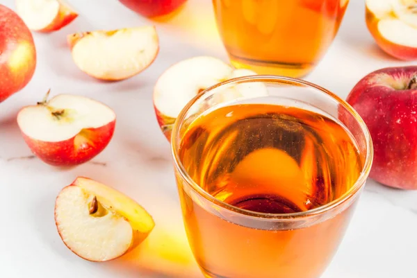 Taze organik tarım elma suyu ile ham bütün ve SLI bardaklarda