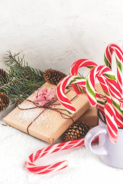 Weihnachtszeitkonzept, Tannenzweige, Tannenzapfen, gif — Stockfoto
