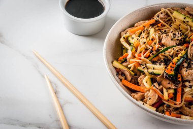 Stirfry noodle, domuz eti ve sebze ile