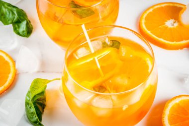 Yaz içeceği portakal ve fesleğen ile