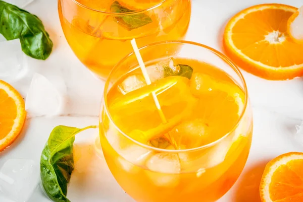 Yaz içeceği portakal ve fesleğen ile