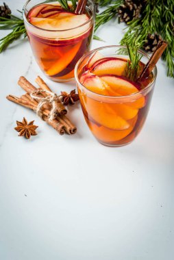 Elma, biberiye, tarçın ile sıcak kokteyl