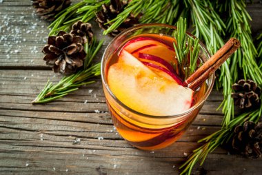 Elma, biberiye, tarçın ile sıcak kokteyl