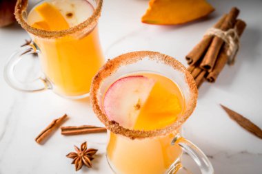 Baharatlı sıcak kabak sangria