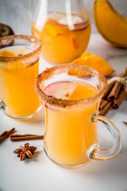 Baharatlı sıcak kabak sangria