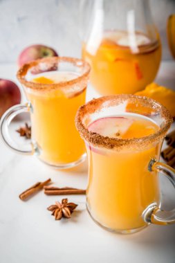 Baharatlı sıcak kabak sangria