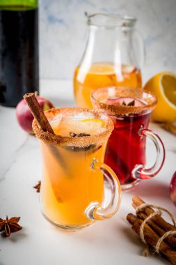 Beyaz ve kırmızı sıcak sangria