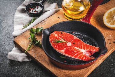 Çiğ taze somon balık