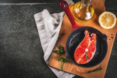 Çiğ taze somon balık