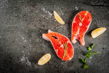 Çiğ taze somon balık