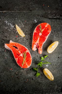Çiğ taze somon balık