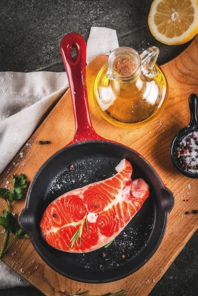 Çiğ taze somon balık