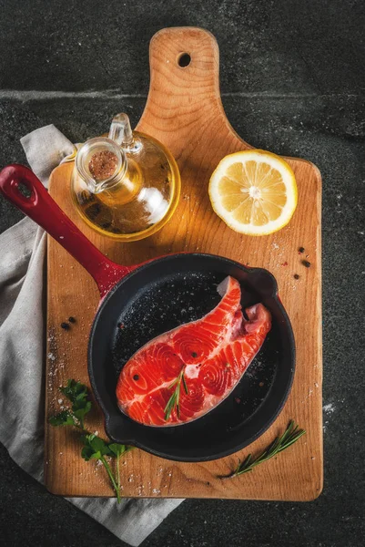 Çiğ taze somon balık