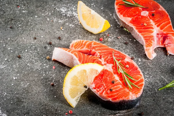 Çiğ taze somon balık