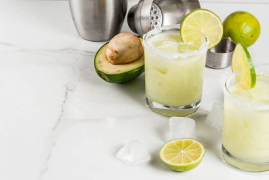 Avokado ve kireç margarita
