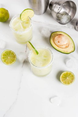 Avokado ve kireç margarita