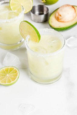 Avokado ve kireç margarita