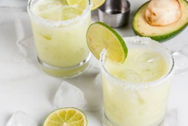Avokado ve kireç margarita