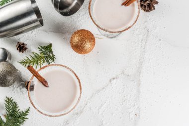 Noel yumurta likörü martini kokteyl