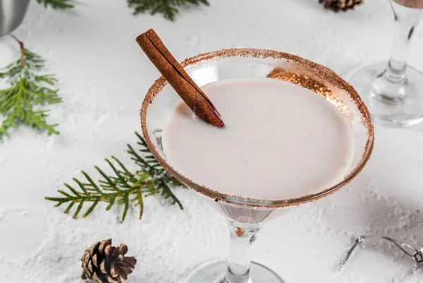 Karácsonyi Eggnog martini koktél — Stock Fotó