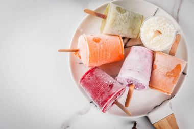 Meyve suları ve güler yüzlü popsicles