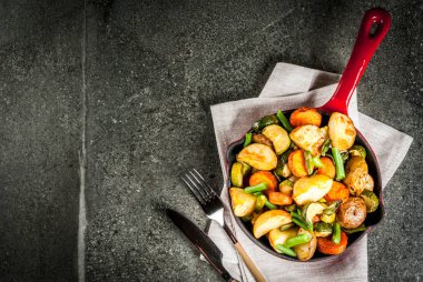 Tavada kavrulmuş sonbahar ve kış sebze