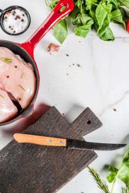 Çiğ tavuk göğsü fileto