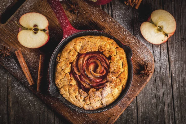 Горіховий пиріг з яблуками — стокове фото