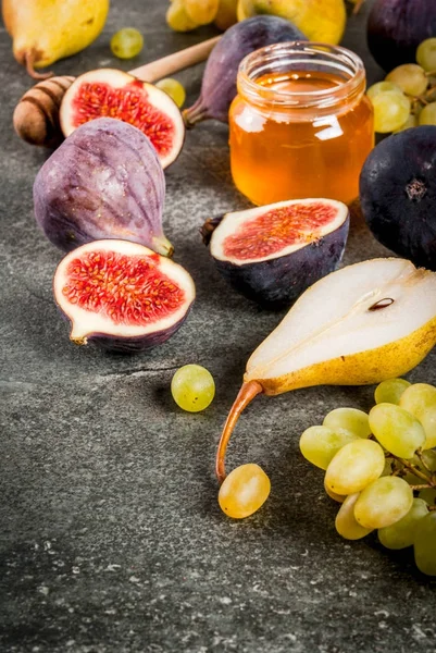Frutas de otoño (higos, peras, uvas) con miel — Foto de Stock