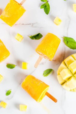 Çubuklu dondurmayı, dondurulmuş mango smoothie