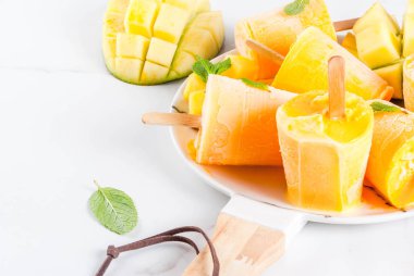 Çubuklu dondurmayı, dondurulmuş mango smoothie