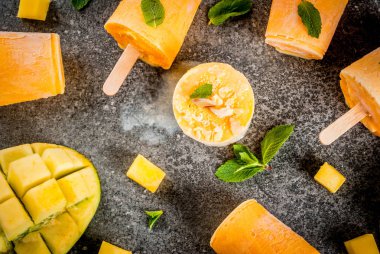 Çubuklu dondurmayı, dondurulmuş mango smoothie