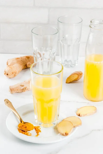 Turmeric and ginger detox water — Stock Photo, Image