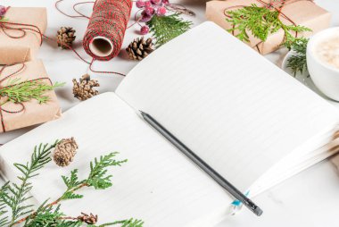 Kahve ve hediyeler ile Noel için hazırlık