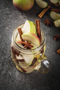 Elma suyu baharatlarla infüzyon
