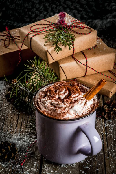 Heiße Schokolade und Weihnachtsgeschenke — Stockfoto