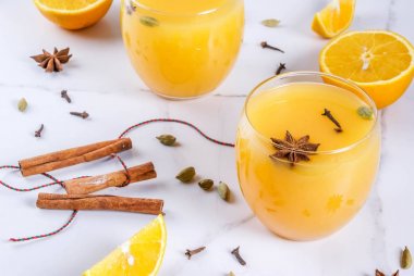 Sıcak baharatlı kış turuncu yumruk