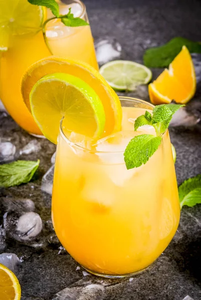 Sommaren citrus punsch med apelsiner och lime — Stockfoto