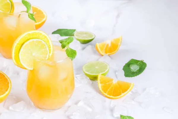 Ponche cítrico de verão com laranjas e limão — Fotografia de Stock