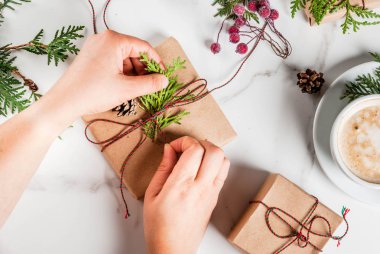 Kahve ve hediyeler ile Noel için hazırlık