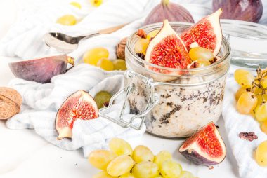 İncir, üzüm ve ceviz ile gece yulaf