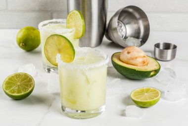 Avokado ve kireç margarita